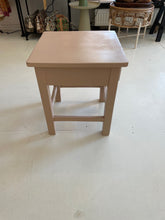 a-lovely-day-bijzettafel-vintage-taupe-met-doing-goods-knop