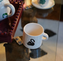 anna-nina-koffie-mok-zwaan-black-swan-mug