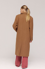 harper-yve-jas-bruin-mantel-hazel-aw25n223