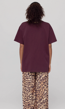 harper-yve-t-shirt-the-drama-queen-donker-rood-dark-fudge