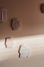 hk-living-face-wall-ornament-m-matt-creme