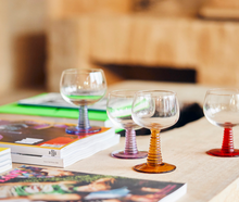 hkliving-wijnglas-blauw-swirl-wine-glass-low-blue