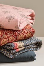 ib-laursen-deken-plaid-quilt-light-pink-dark-grey-block-pattern