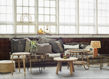 madam-stoltz-glazen-vaas-met-kwastjes-bruin-26-cm