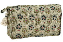 madam-stoltz-toilettas-multicolored-30-cm-quilted-washbag-sand-olive