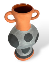 madam-stoltz-vaas-terracotta-vase-met-handgeschilderde-stippen