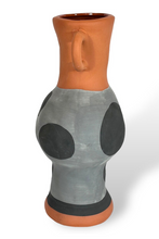 madam-stoltz-vaas-terracotta-vase-met-handgeschilderde-stippen