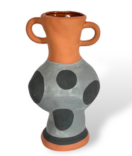 madam-stoltz-vaas-terracotta-vase-met-handgeschilderde-stippen