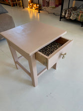 A Lovely Day Bijzettafel Vintage Taupe met Doing Goods Knop