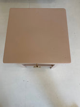 A Lovely Day Bijzettafel Vintage Taupe met Doing Goods Knop