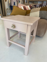 A Lovely Day Bijzettafel Vintage Taupe met Doing Goods Knop