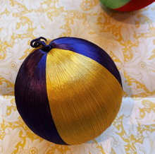 anna-nina-big-corded-gold-stripe-ornament-kerstbal