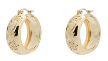 anna-nina-oorbellen-flower-garland-stamped-hoop-earrings-gold-plated