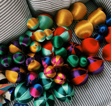 anna-nina-small-corded-blue-stripe-ornament-kerstbal