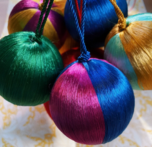 anna-nina-small-corded-blue-stripe-ornament-kerstbal