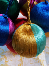 anna-nina-small-corded-gold-stripe-ornament-kerstbal