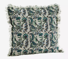 madam-stoltz-kussenhoes-off-white-green-cushion-cover-w-fringes